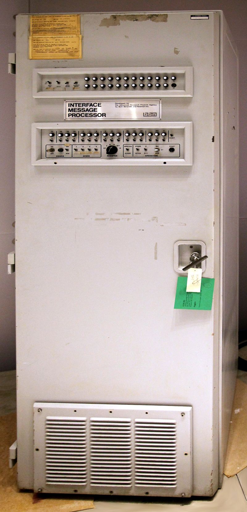 ARPANET_first_router Di Steve Jurvetson from Menlo Park, USA - derived from File:ARPANET first router.jpg (mildened persective, levels, rebuilt low-right corner), CC BY 2.0, Collegamento